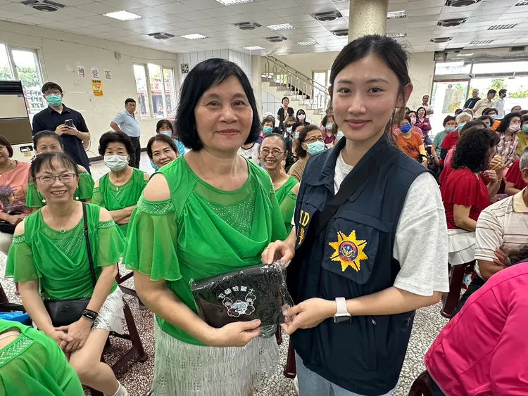 現場提供精美小禮。警方提供