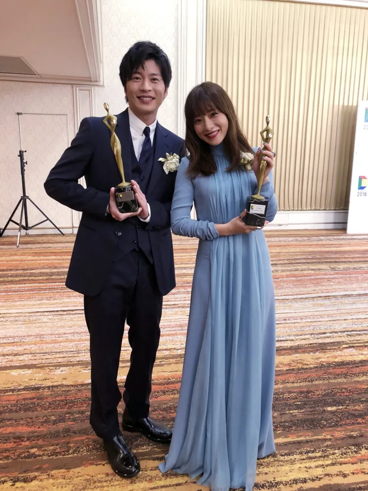 石原里美（右）和田中圭6年前一起獲頒東京戲劇獎，當時兩人分別以《法醫女王》、《大叔的愛》收獲人氣。翻攝unnatural_tbs X