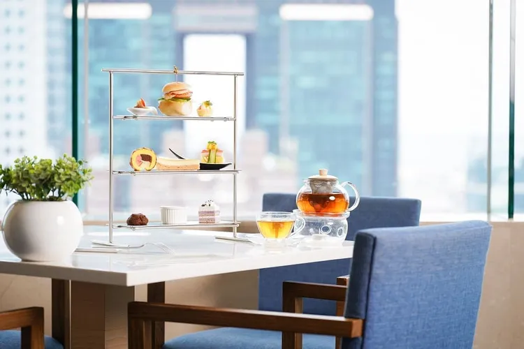 和逸飯店‧高雄館-Cozzi THE Roof餐廳推出「單人下午茶套餐券」，最低一張250元，即可享用精美甜點與現煮咖啡茶品。業者提供