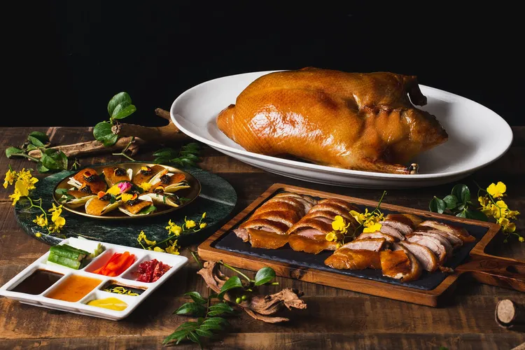 COZZI Blu和逸飯店‧桃園館-逸薈軒推出「北平爐烤櫻桃鴨餐券」，每張2980元，優惠74折，品嚐多種創意烤鴨吃法。業者提供