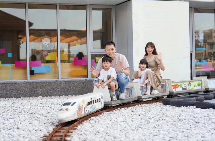 和逸飯店‧台南館-Cozzi KITCHÉN推出「親子組合下午茶暢遊套餐券」，每張650元，優惠57折，買6送1，餐券內容包含下午茶套餐及奇趣操場暢遊券乙張。業者提供