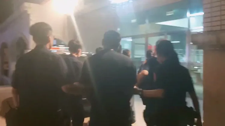 傷人嫌犯遭警方移送法辦。翻攝畫面