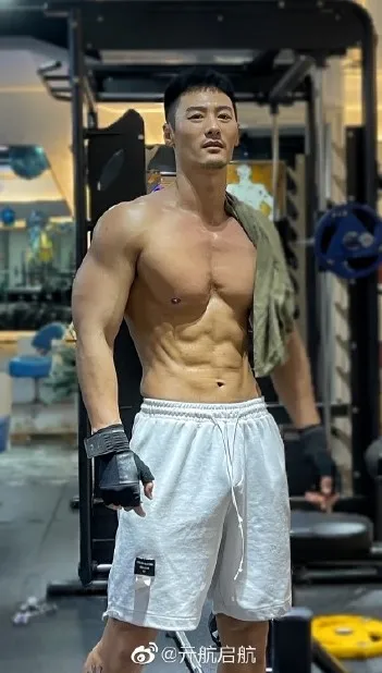亓航練出健美身材。翻攝亓航微博