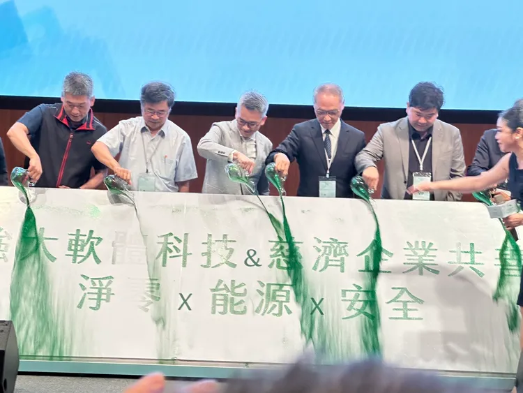 家賓們將手中流沙倒下，雙方簽約環保主題慢慢浮現。業者提供