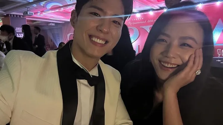 湯唯（右）在朴寶劍身旁笑開懷。翻攝tangweiteam_official IG