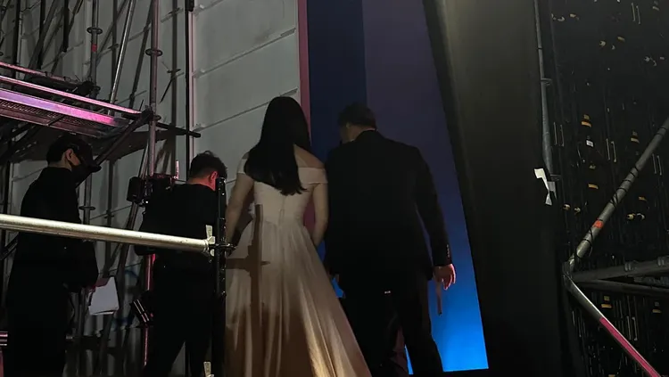 湯唯拍下準備出場的宋慧喬和李星民。翻攝tangweiteam_official IG