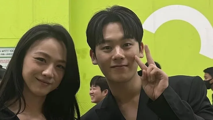 李正河（右）昨以《MOVING異能》奪戲劇最佳男新人，靦腆和湯唯合照。翻攝tangweiteam_official IG