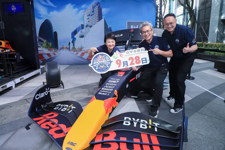 台中市長盧秀燕（左起）、運動局長李昱叡、副市長鄭照新，邀請車迷9月28日到台中感受F1賽車魅力。市府提供