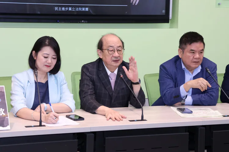 柯建銘（中）預言傅崐萁接下來要遂行中國政協主席王滬寧所交代的事項。莊宗達攝