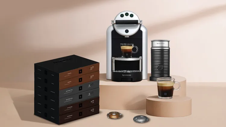 Nespresso祭出官網限定「經典商用咖啡組合」，購買Zenius 商用機型搭配 300 顆咖啡膠囊享76折起，再贈價值3080元的奶泡機。業者提供
