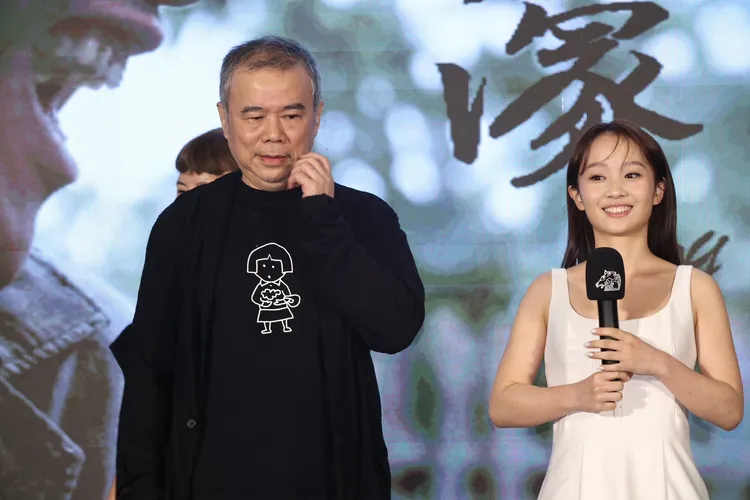 陳玉勳（左）爆料方郁婷剪西瓜皮頭哭了。攝影中心攝