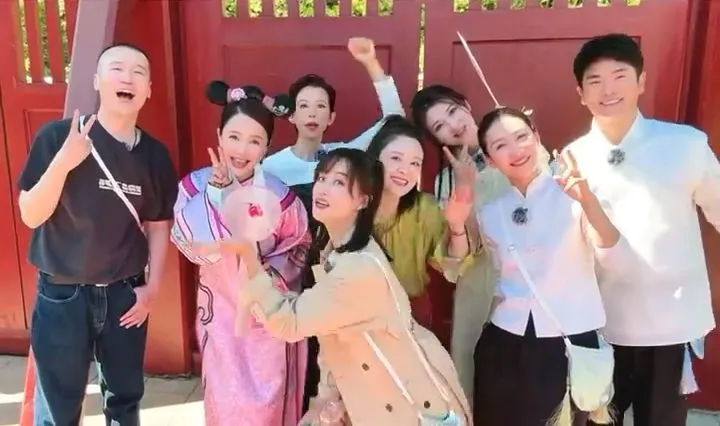 《後宮甄嬛傳》演員齊聚，唯獨最左為德雲社相聲演員楊九郎，並不是小允子。翻攝藍盈瑩微博