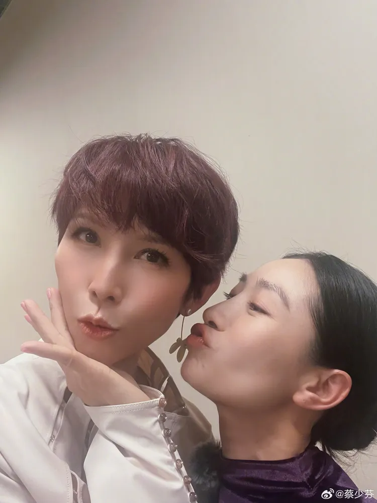 蔡少芬（左）和陶昕然互動熱絡。翻攝蔡少芬微博