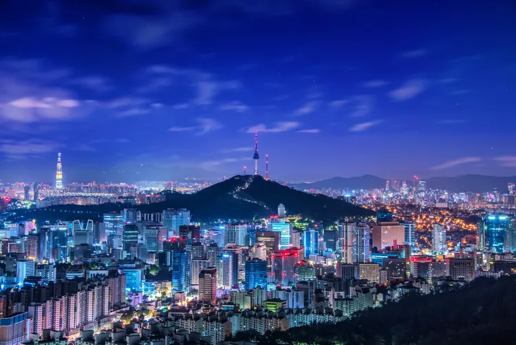 首爾5日遊只要1萬7000元起，走訪樂天世界、愛寶樂園，再贈網卡和轉接插頭。業者提供