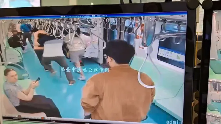 洪姓嫌犯持刀出現在車廂內，乘客見狀向車廂前方逃竄，坐在左邊的外籍女乘客一時之間還不知道發生什麼事。陳俞融提供