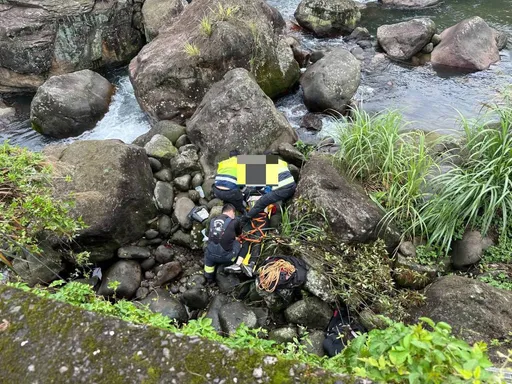 新北機車騎士自撞電桿摔3米深橋底　頭重創命危送醫搶救