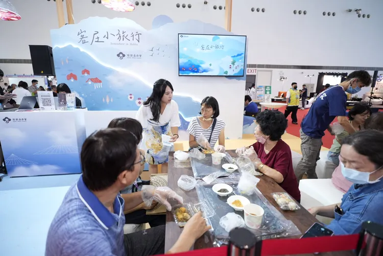 客家館邀請民眾手作傳統粢粑(麻糬)，體驗客家美食。客委會提供