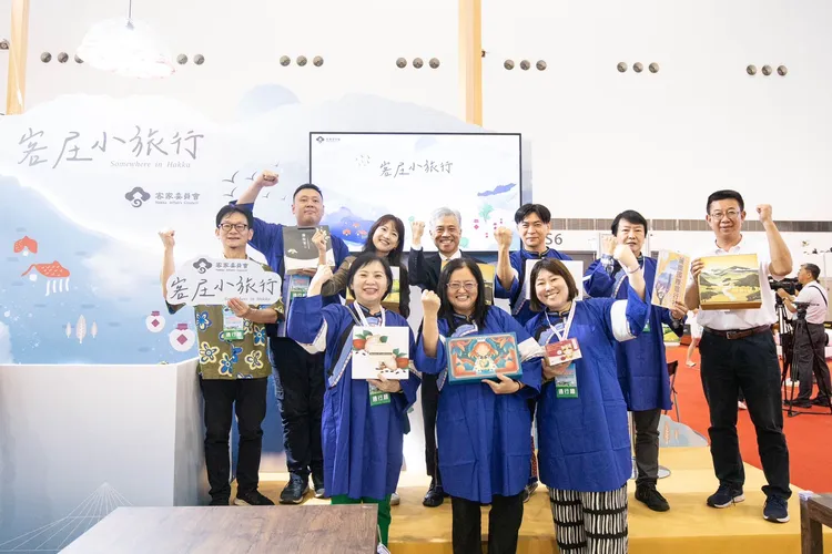 客家委員會副主委范佐銘(後排中)與客家館業者合影。客委會提供