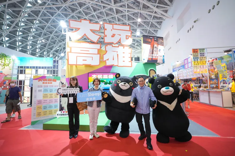 台北熊讚、高雄熊等北高二大吉祥物相見歡。北市府提供