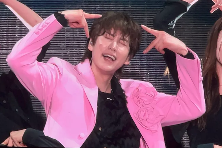 SJ化身偶像，比出「星野愛」的招牌姿勢。讀者提供