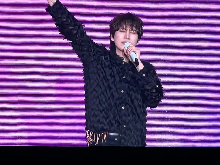 圭賢換上黑色服裝，帶來SJ組曲。讀者提供