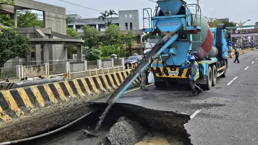 新竹湖口道路崩出「6公尺天坑」　縣府：疑台電工程造成
