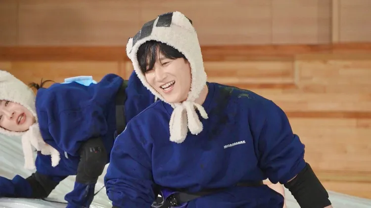 拳擊選手出生的安普賢，也不敵肥皂水斜坡，摔個四腳朝天，毫無明星包袱。中天綜合台提供