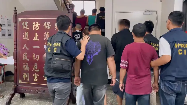 警方帶回現場10名男女。民眾提供