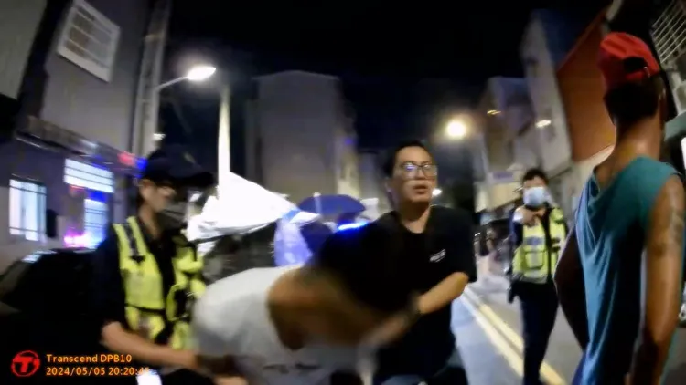 嫌犯被警方壓制。民眾提供