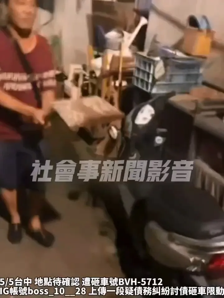 有人拿起鐵鏟與另一方對峙。翻攝社會事新聞影音