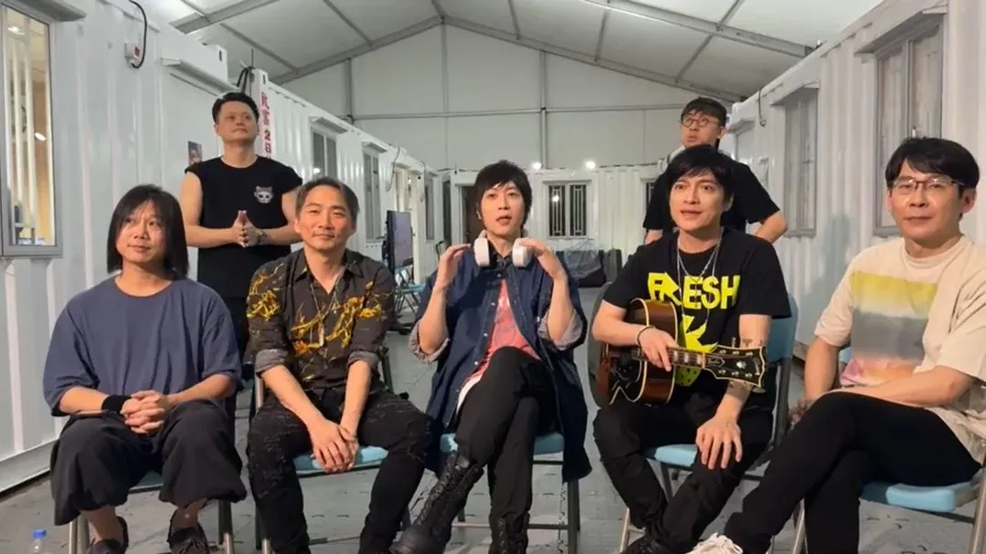 五月天香港演唱會昨遭暴雨打斷,後來以線上直播方式進行安可。翻攝相信音樂臉書