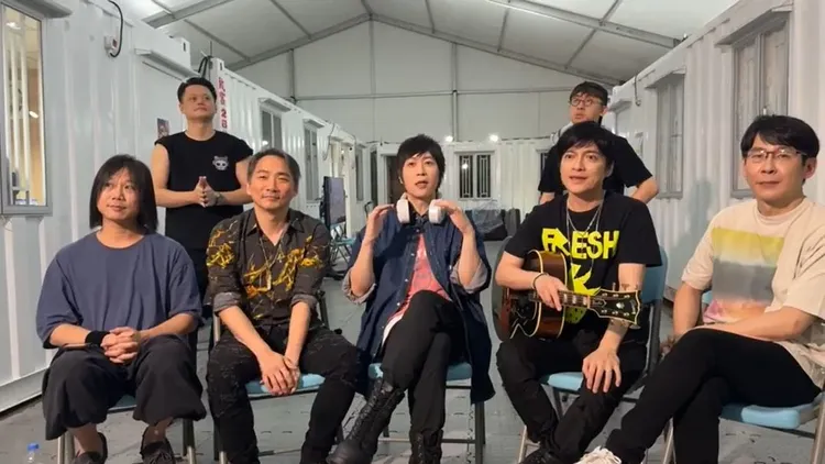 五月天香港演唱會昨遭暴雨打斷，後來以線上直播方式進行安可。翻攝相信音樂臉書