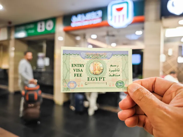 埃及落地簽須向銀行櫃台購買簽證費貼紙。田欣雲攝