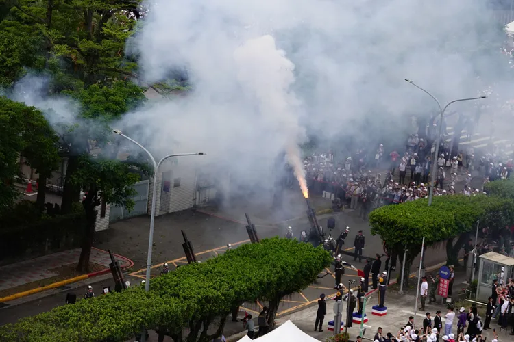 國軍禮砲連鳴放21響禮砲。彭欣偉攝