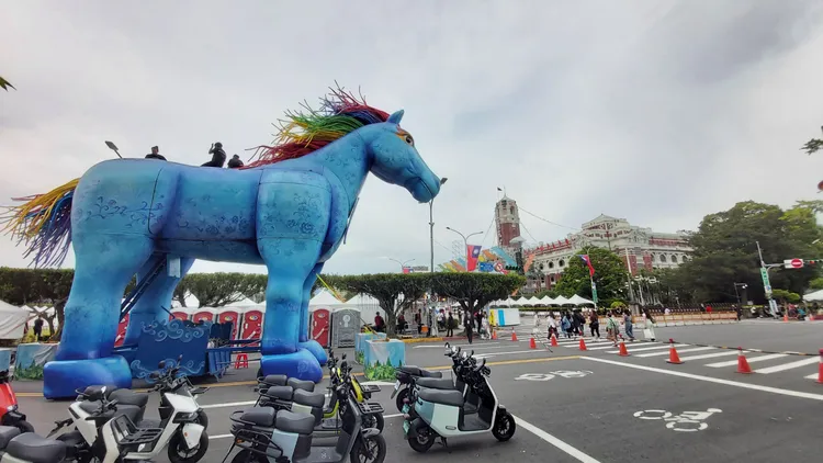 4層樓高的「雨馬」。莊宗達攝
