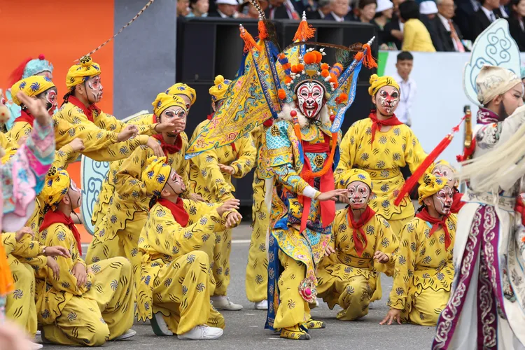 國立台灣戲曲學院學生扮成小猴。彭欣偉攝