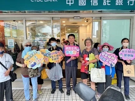 各地慶祝母親節活動，婦幼隊也趁此機會宣傳反詐。警方提供
