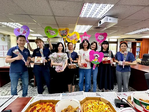 新北警婦幼警察隊慶祝母親節 送花吃蛋糕也不忘反詐騙宣導