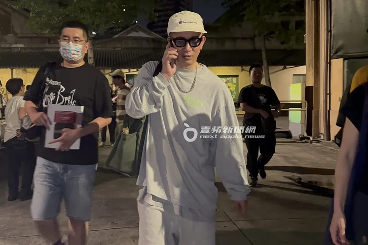 大S韓國老公具俊曄下班路上，邊走邊講手機報平安，粉絲合照、簽名來者不拒。特勤中心攝