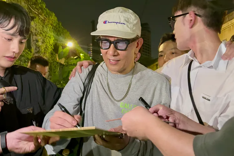 大S老公具俊曄百米下班路，粉絲爭相要簽名合照，高人氣不減當年韓團「酷龍」。特勤中心攝