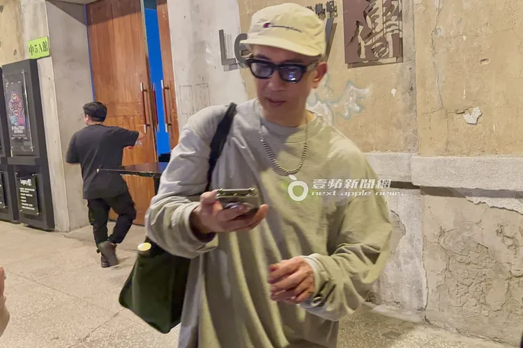 具俊曄演唱會結束，剛步出門口，就急著傳簡訊給大S會合。特勤中心攝