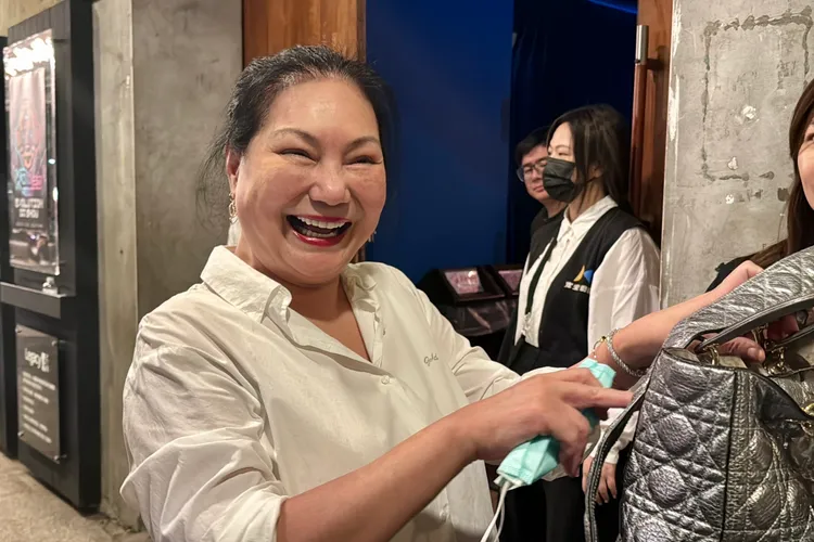 S媽進場時開心脫下口罩，透露大S等下會來看老公具俊曄演出。特勤中心攝