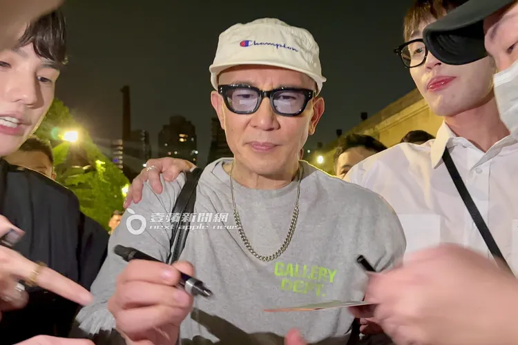 具俊曄演唱會結束，100公尺的下班路宛如星光大道，簽名合照尖叫聲不斷。特勤中心攝