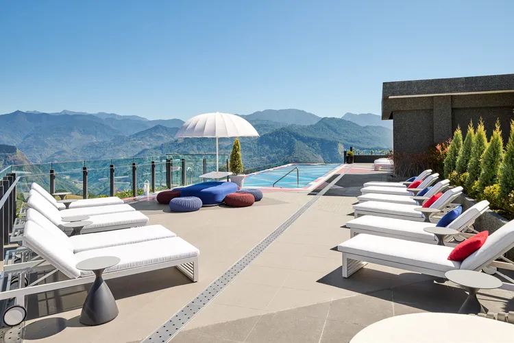 在無邊際景觀戲水池可享受綿延的山景。阿里山英迪格酒店提供