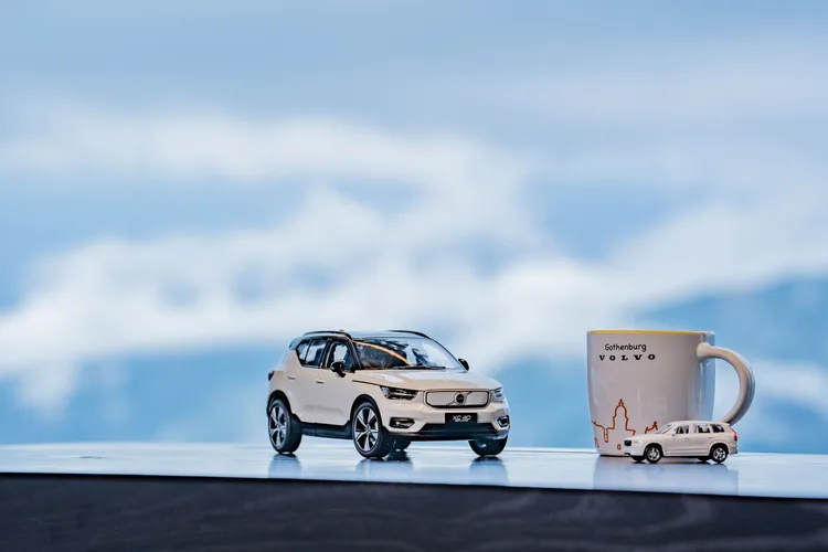 阿里山英迪格酒店自駕暢遊阿里山專案，主題房內的搭配Volvo模型車擺飾。阿里山英迪格酒店提供