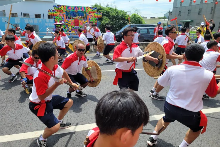 烏竹林廣慈宮金獅陣擔任護衛隊伍。王志弘攝