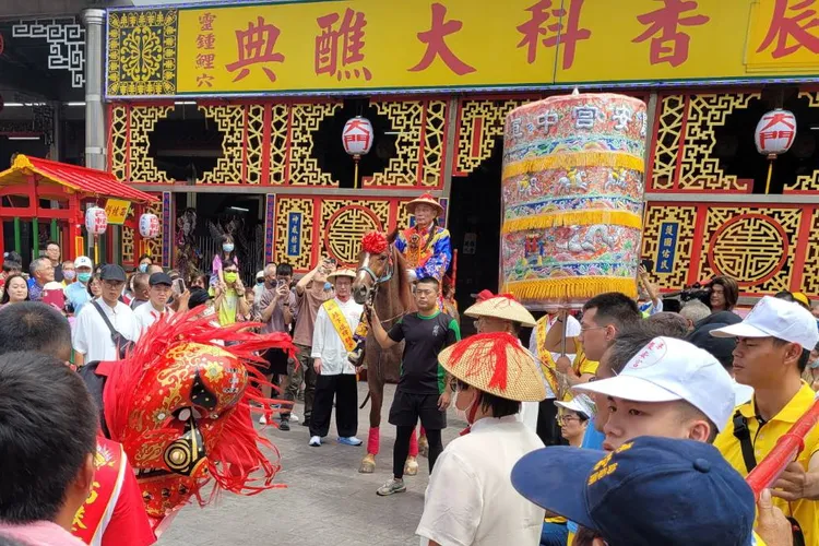 旗牌官前往慶安宮參拜千歲爺，接著返鄉豎旗祭祖。王志弘攝