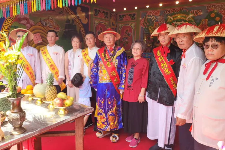 駿程公司董事長游成鑒(中)為甲辰年香科的旗牌官。王志弘攝