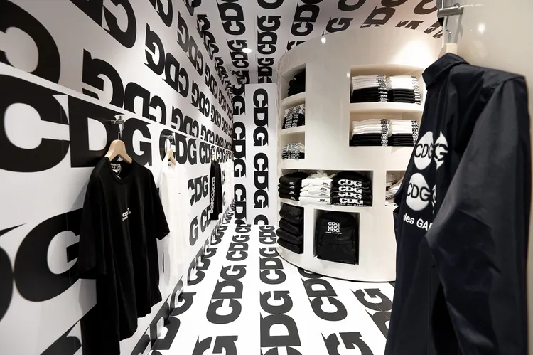 店裝延續單品的重複LOGO設計。品牌提供