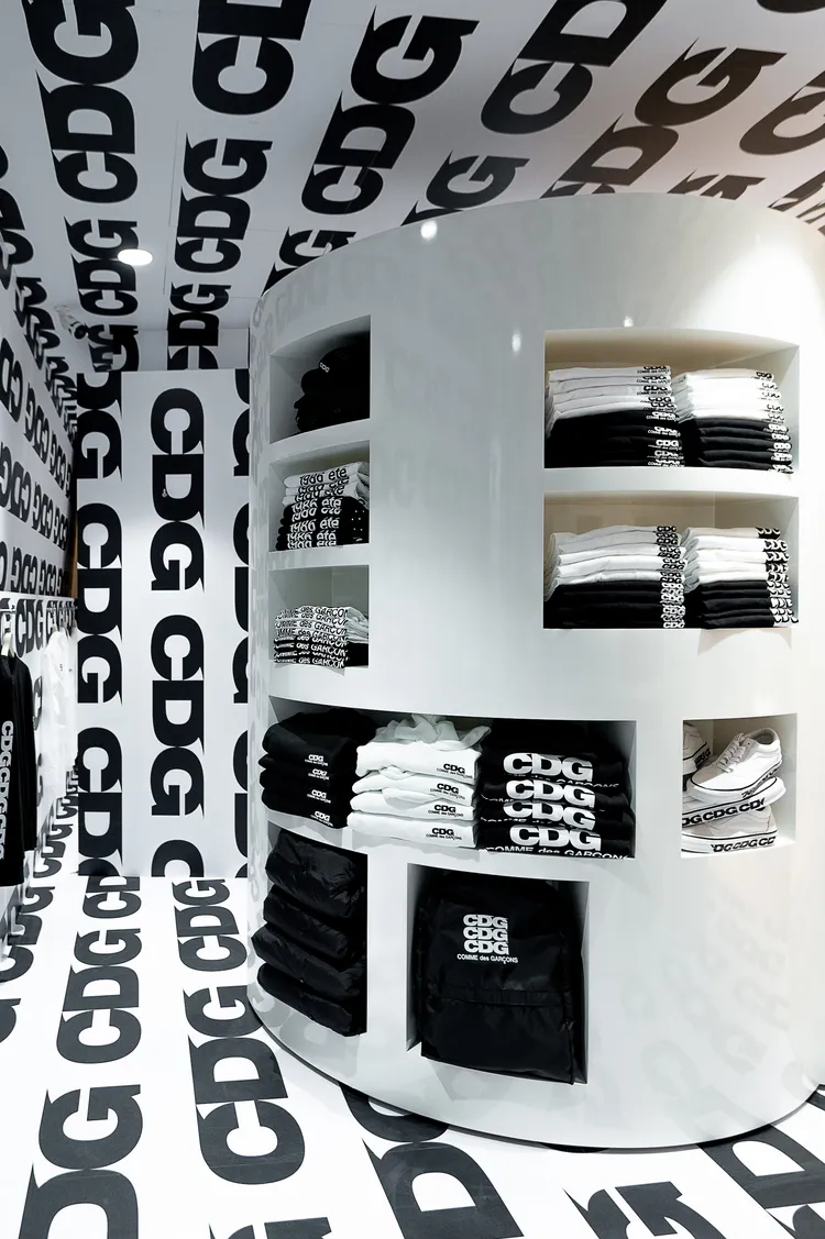 CDGCDGCDG單品大多以黑白色系搭配中性剪裁呈現。品牌提供
